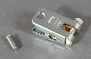 El Supermorso es un candado acorazado para cadena con placa a prueba de taladro.