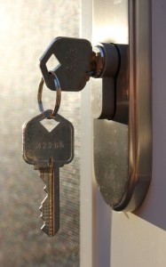 En lugar del pomo se puede usar una llave que se retira cuando se sale de casa. En este caso, para poder abrir la cerradura desde fuera tendremos que usar un cilindro de embrague (Fotografía de Flickr/woodleywonderworks ).