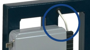 Los cables de alimentación de las cerraduras eléctricas suelen estar expuestos en uno o más puntos, que pueden ser utilizados por los maleantes para enviar un impulso “abusivo” a la cerradura y abrirla.