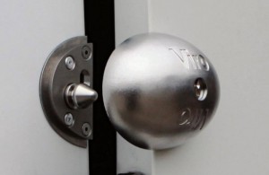 Viro Van Lock es una cerradura de seguridad adicional para vehículos comerciales mucho más práctica y segura que un candado aplicado a la puerta.