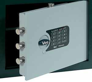 La cerradura con combinación electrónica combina la comodidad de no tener que esconder la llave con la seguridad dada por el altísimo número de combinaciones posibles.