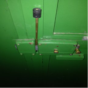 Ejemplo de una cerradura de puerta tipo cerrojo bloqueado desde el interior con un perno introducido en uno de los huecos del cerrojo.