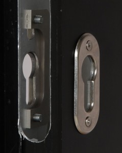Placa de contraste insertada en el hueco de la cerradura donde se atornilla la placa de fijación en el lado exterior.