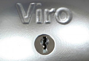 La placa a prueba de taladro que protege la cerradura de "Viro Van Lock".