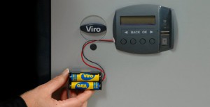 el porta pilas externo de emergencia conectado a un armario Viro Ram-Touch