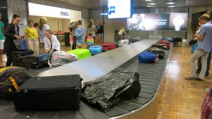 Después del vuelo, las maletas llegan en una cinta transportadora sin vigilancia.